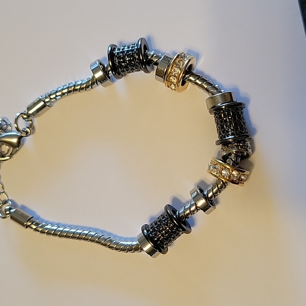 Silver chain with silver, gold, hematite & crystal beads adorn this bracelet - Picture 5 of 6